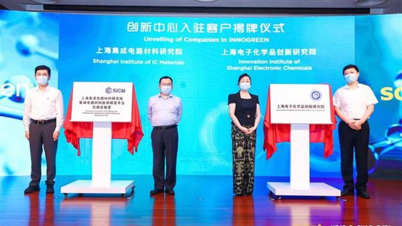 精细化工药剂在自来水厂中主要用于以下几个方面：